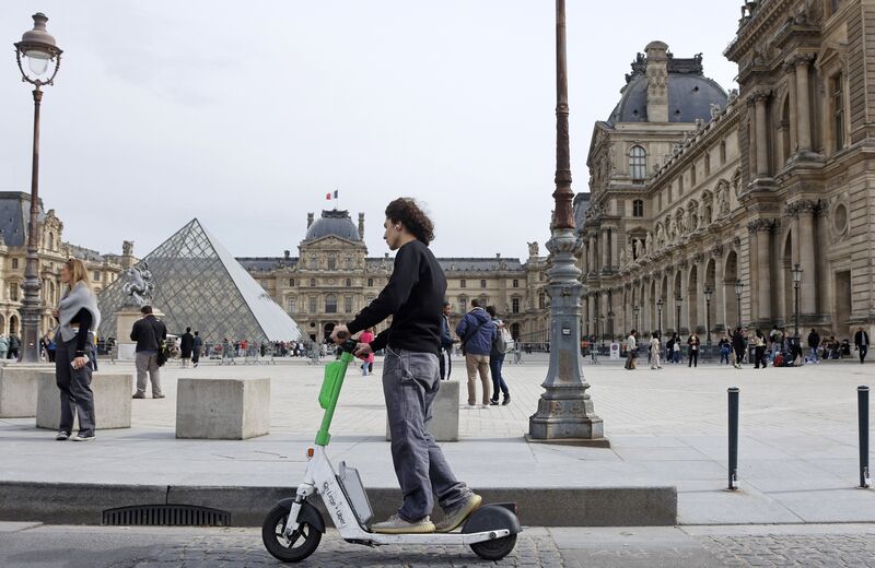 Paris’ Failed Romance With Scooters Is a Warning Paris’ Failed Romance With Scooters Is a Warning