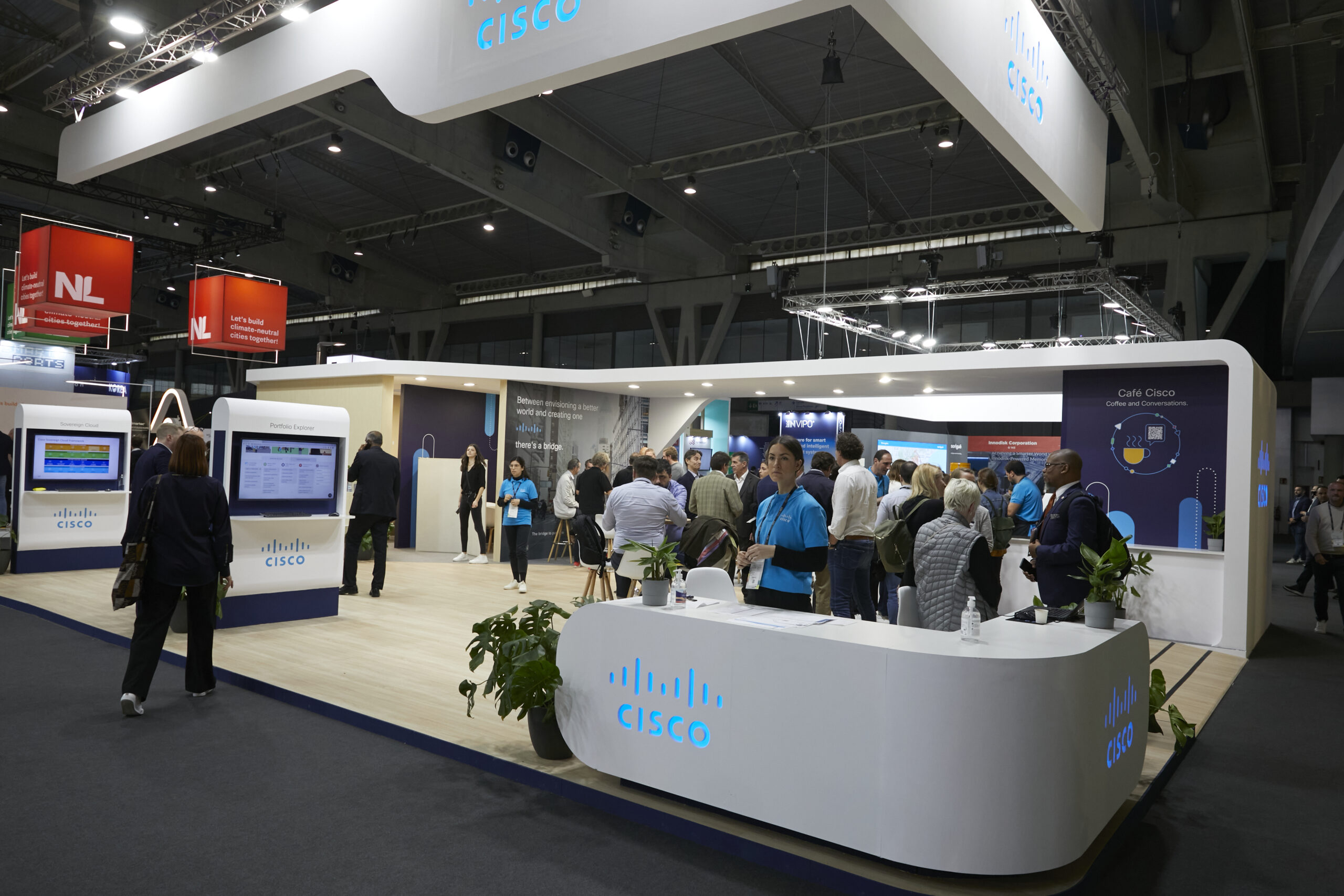 Cisco – Industry and Public Sector working together to keep cities connected Cisco – Industry and Public Sector working together to keep cities connected