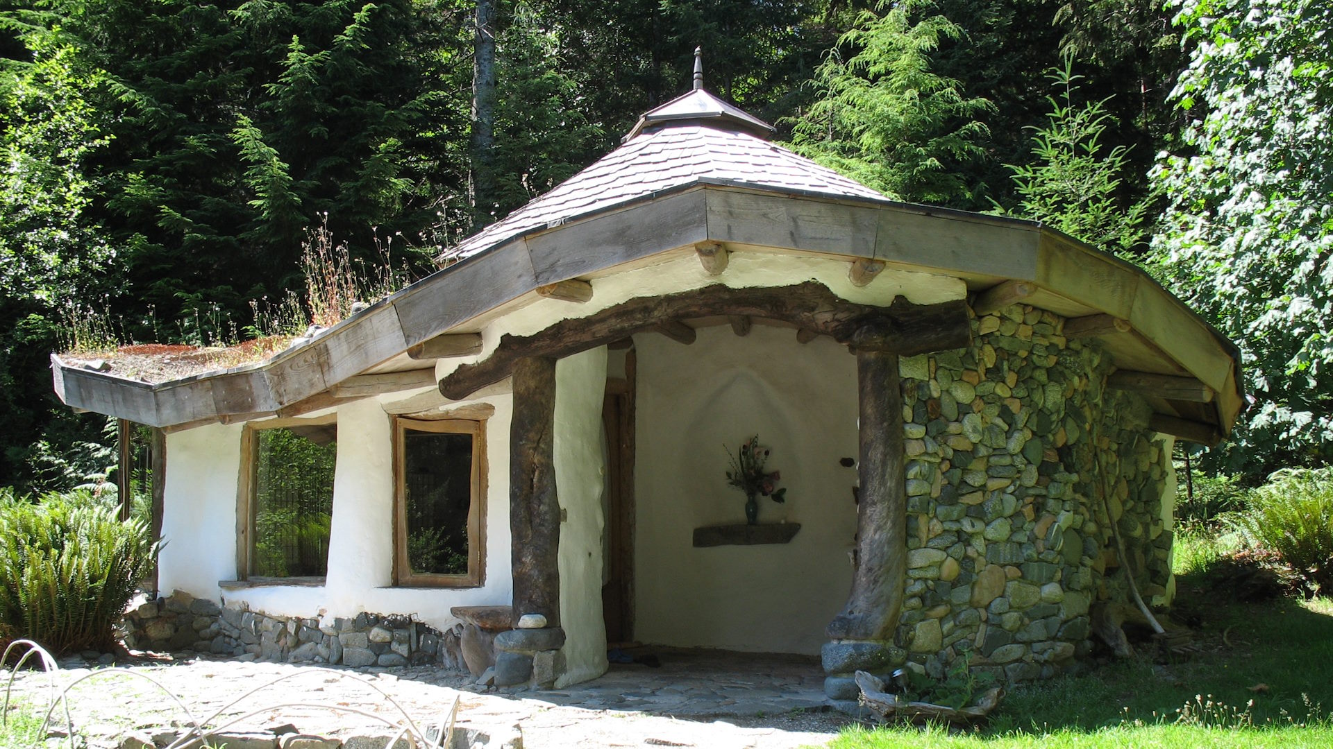 Exploring the concept of cob houses: longevity, legality, electricity, and thermal insulation