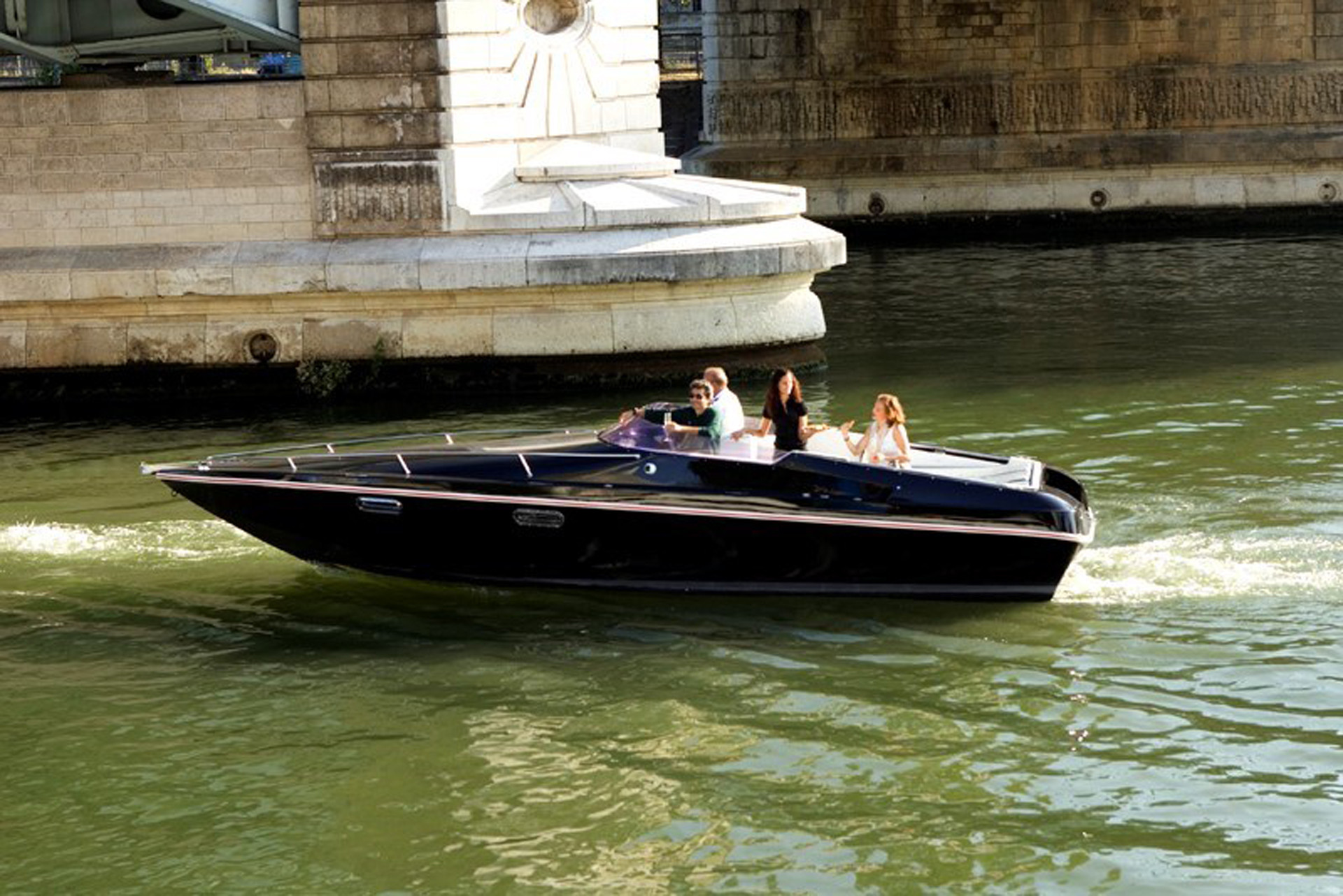 Black Swan: a 100% electric passenger boat will cruise down the Seine using recycled batteries