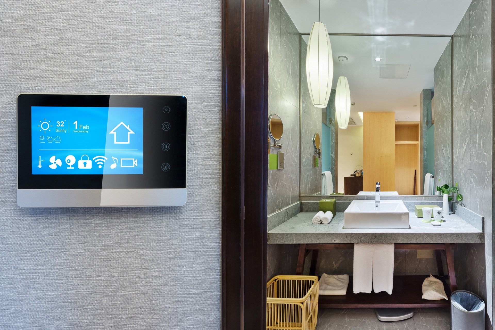 What are smart hotels and what technology do they use?